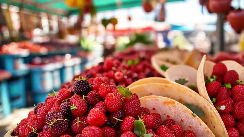 Bayas rojas y mercado apetitoso