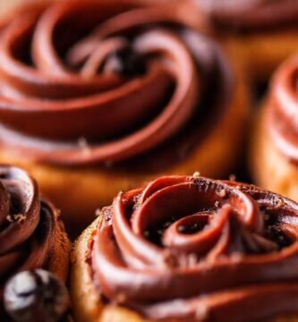 Un libro de recetas apetitosas y coloridas