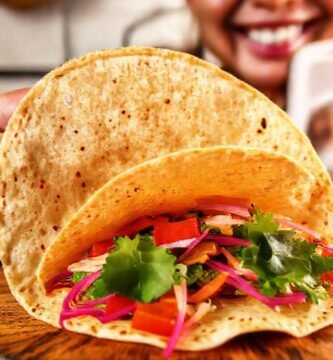 Tortilla saludable y apetitosa en escena
