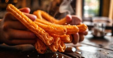 Churros dorados y apetitosos en café