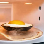 Huevos revueltos calientes en cocina moderna