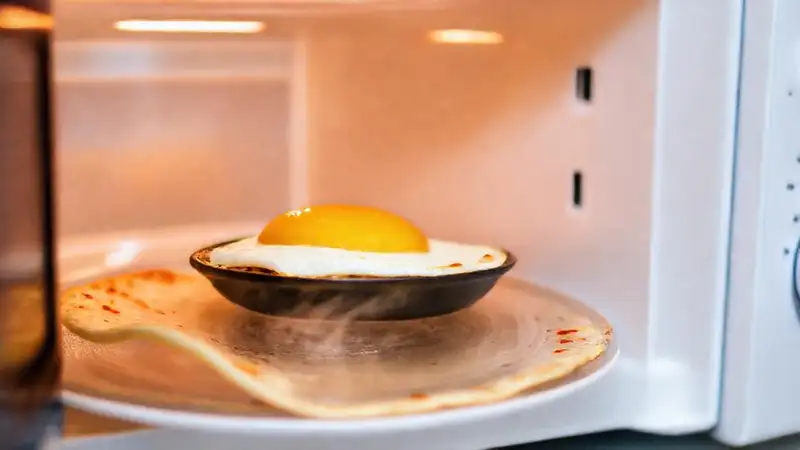 Huevos revueltos calientes en cocina moderna