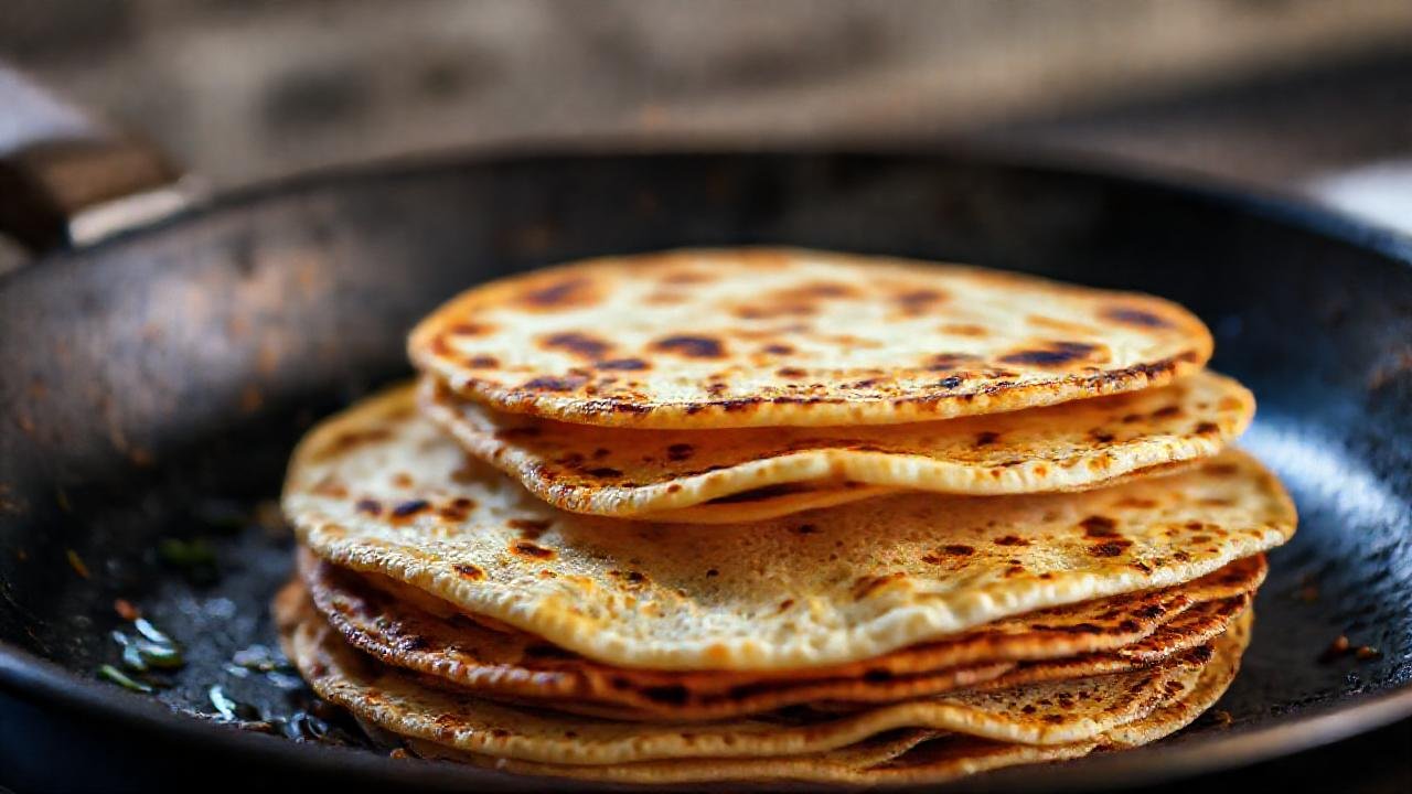 Tortillas keto apetitosas brillan en la sartén