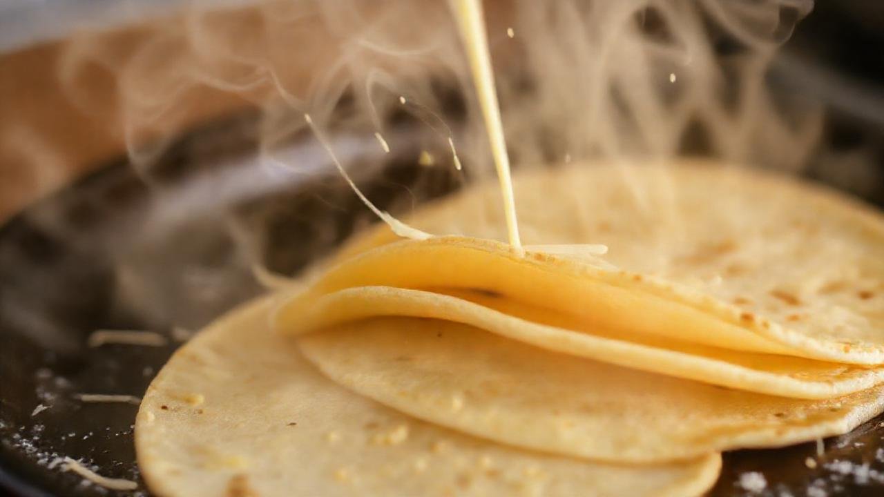 Foto atractiva de quesos fundidos y tortillas