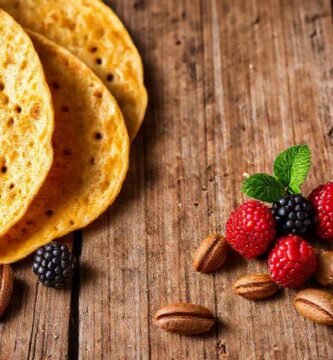 Una mesa rústica sirve comida saludable