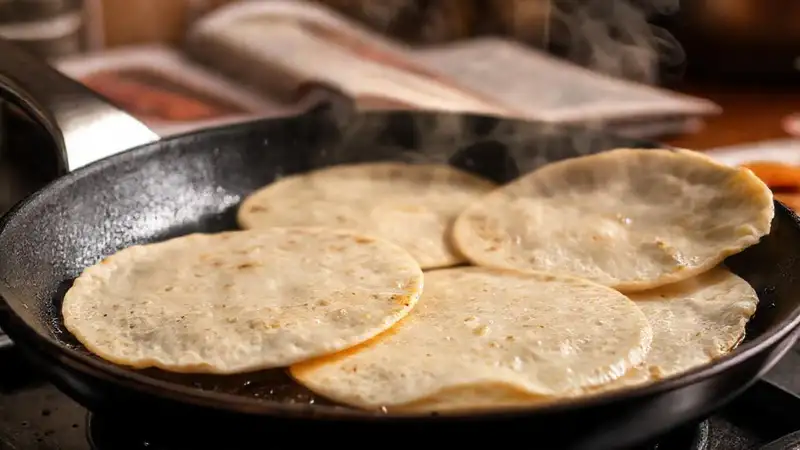 Tortillas calientes y deliciosas se cocinan