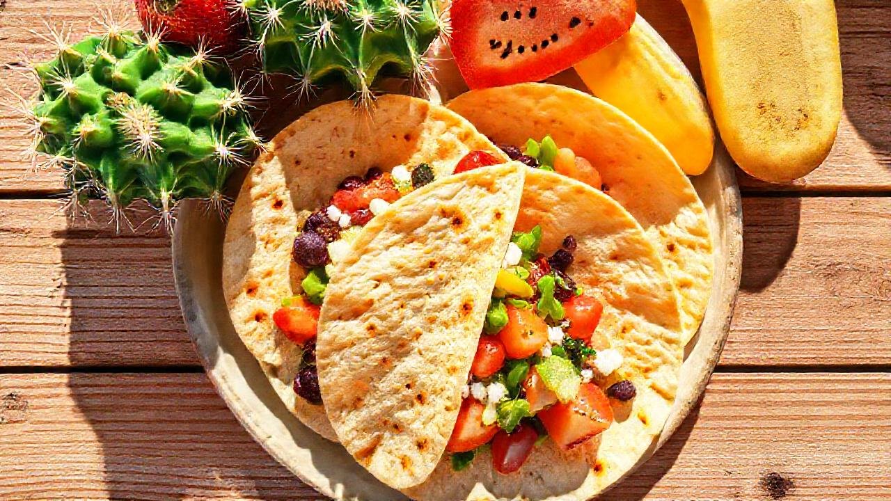Tortillas, nopal y frutas apetitosas