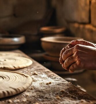 Cocina rústica: manos y tortillas artesanas