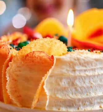 El pastel de bodas celebra un momento feliz