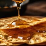 Tortillas doradas brillan en la luz cálida