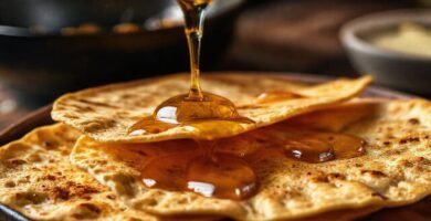 Tortillas doradas brillan en la luz cálida