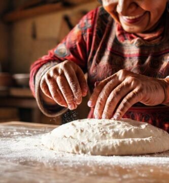 Una mujer mexicana hornea con alegría