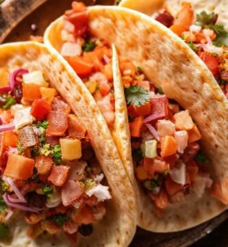 Tortillas coloridas y apetitosas en primer plano