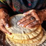 Mujer mexicana hornea tortillas tradicionales con color
