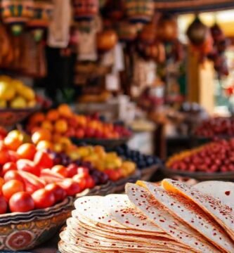 Un puesto español ofrece frutas coloridas y tortillas