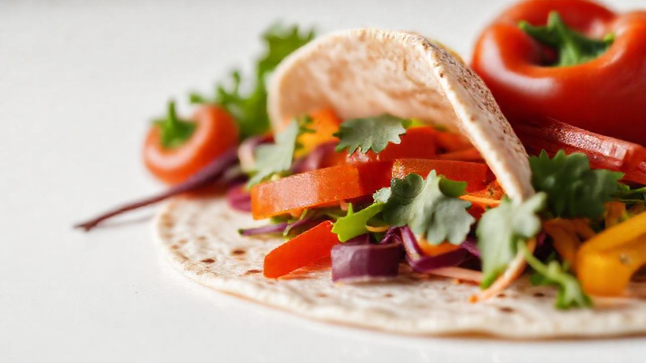 Verduras vibrantes en tortilla vegana saludable