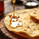 Tortilla dorada brilla sobre mesa rústica