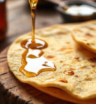 Tortilla dorada brilla sobre mesa rústica