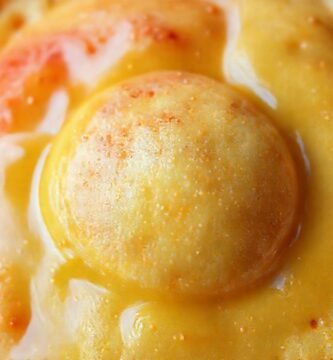 Un pastel dulce y apetitoso brilla