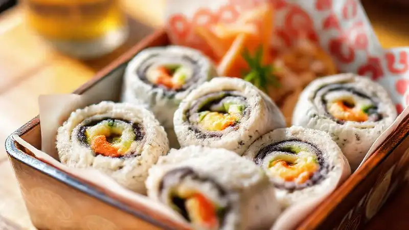 Rollos tamagoyaki japoneses deliciosos y coloridos