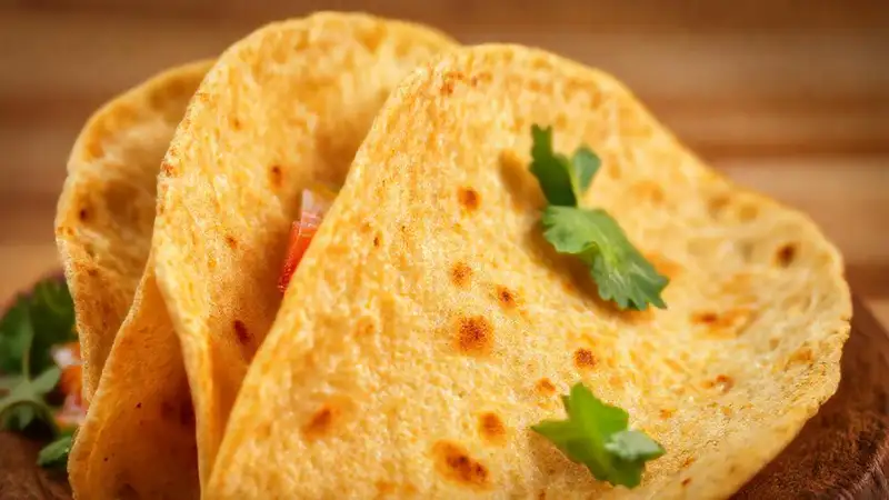 Tortillas veganas doradas y apetitosas brillan