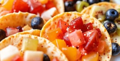 Tortillas coloridas y frutas: un postre dulce
