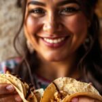 Mujer mexicana sonríe con comida colorida
