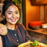 Una mujer sonríe preparando tortillas tradicionales