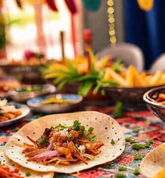 Una mesa festiva y apetitosa brilla