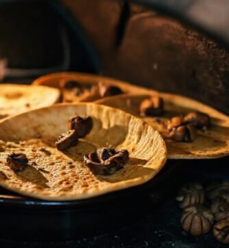Tortillas doradas con hongos y nueces