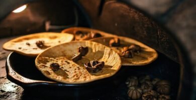 Tortillas doradas con hongos y nueces