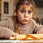 Una chica de jersey enseña a cocinar