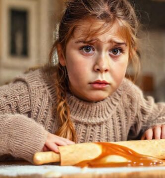 Una chica de jersey enseña a cocinar