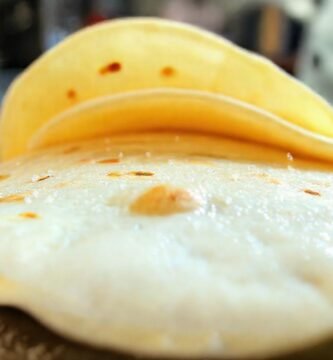 Tortillas brillantes se descongelan en cocina