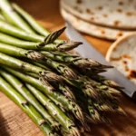 Aspargos frescos se cortan para tortillas