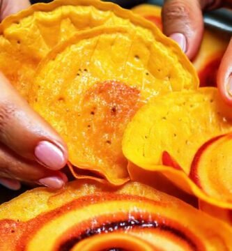 Tortillas coloridas y mermelada brillante