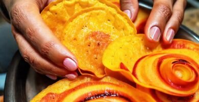 Tortillas coloridas y mermelada brillante