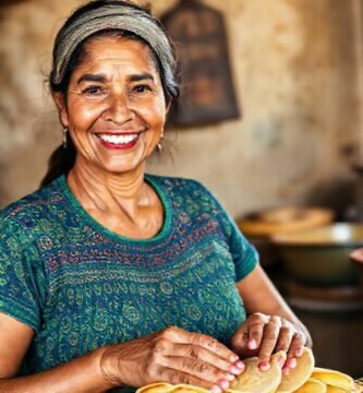 Mujer sonriente crea tortillas tradicionales y cálidas