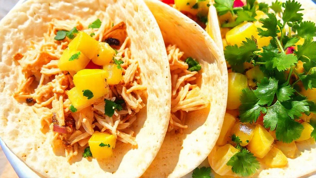 Tortillas de pollo y mango apetitosas