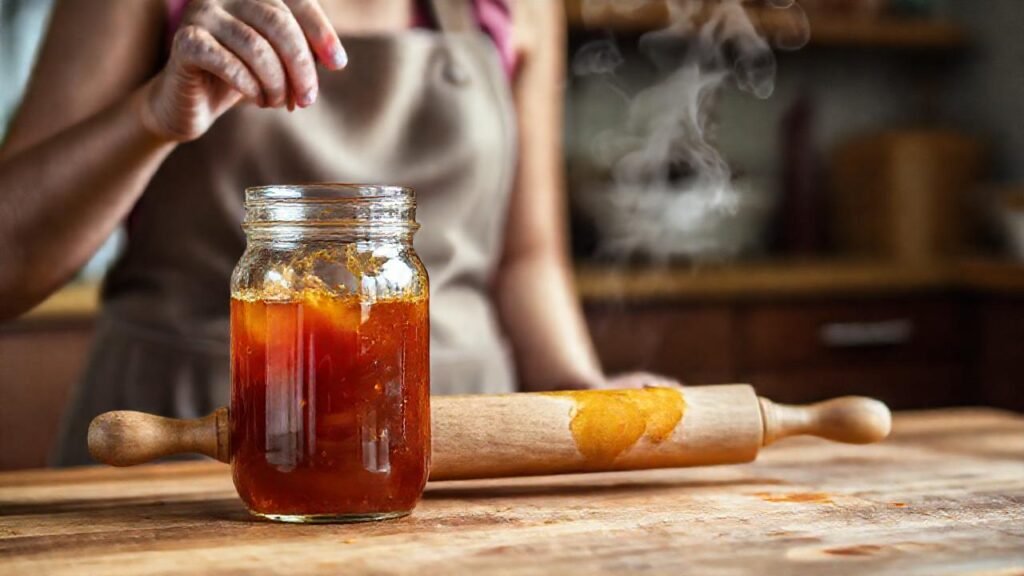 Una mujer enseña a hacer mermelada