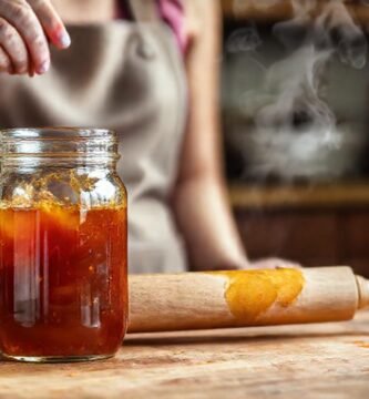 Una mujer enseña a hacer mermelada