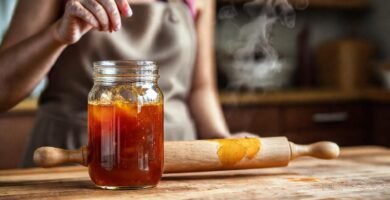 Una mujer enseña a hacer mermelada