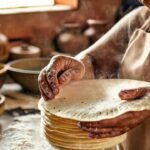 Mujeres preparan tortillas en México