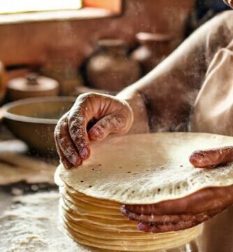 Mujeres preparan tortillas en México