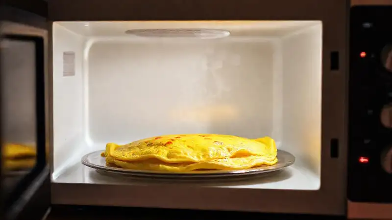 Una tortilla francesa humeante y apetecible