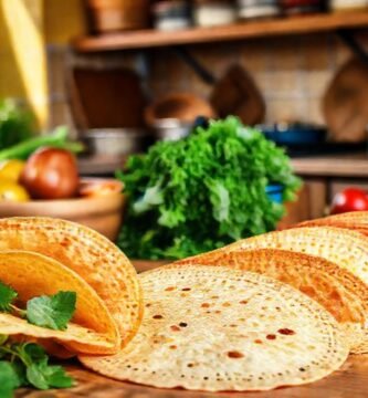 Una cocina soleada ofrece tortillas coloridas