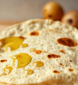 Tortilla apetitosa en familia y luz cálida