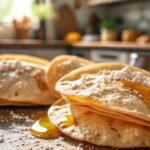 Tortillas doradas y apetitosas en luz cálida