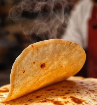 Tortilla dorada y apetitosa en primer plano