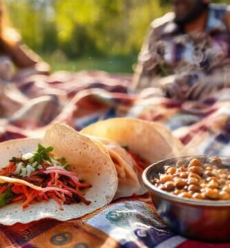 Una familia feliz disfruta un picnic soleado